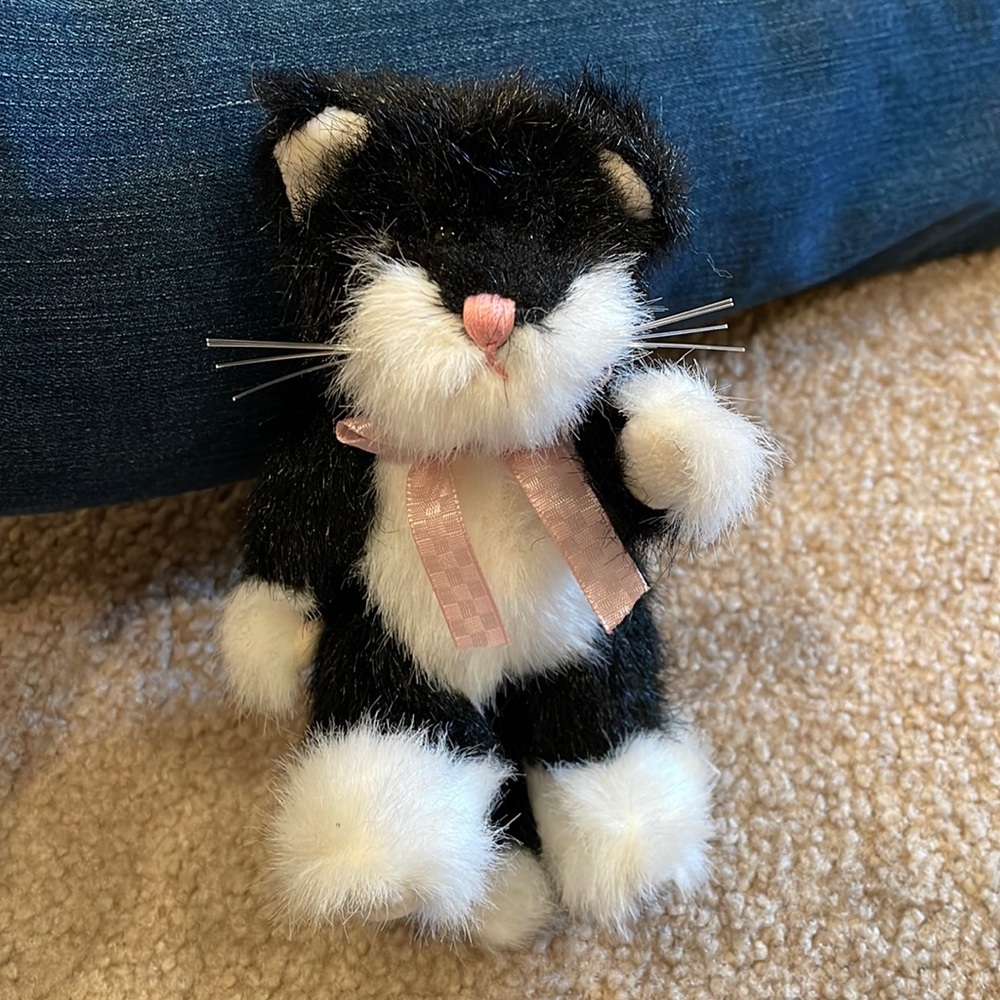 Boyd’s Heirloom Collection, tuxedo cat, Shelly.